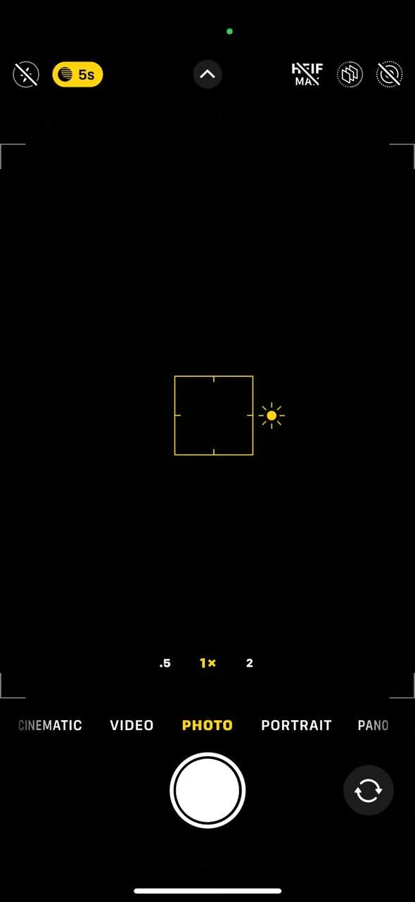 Giao diện iPhone với biểu tượng khóa lấy nét và phơi sáng AF/AE Lock
