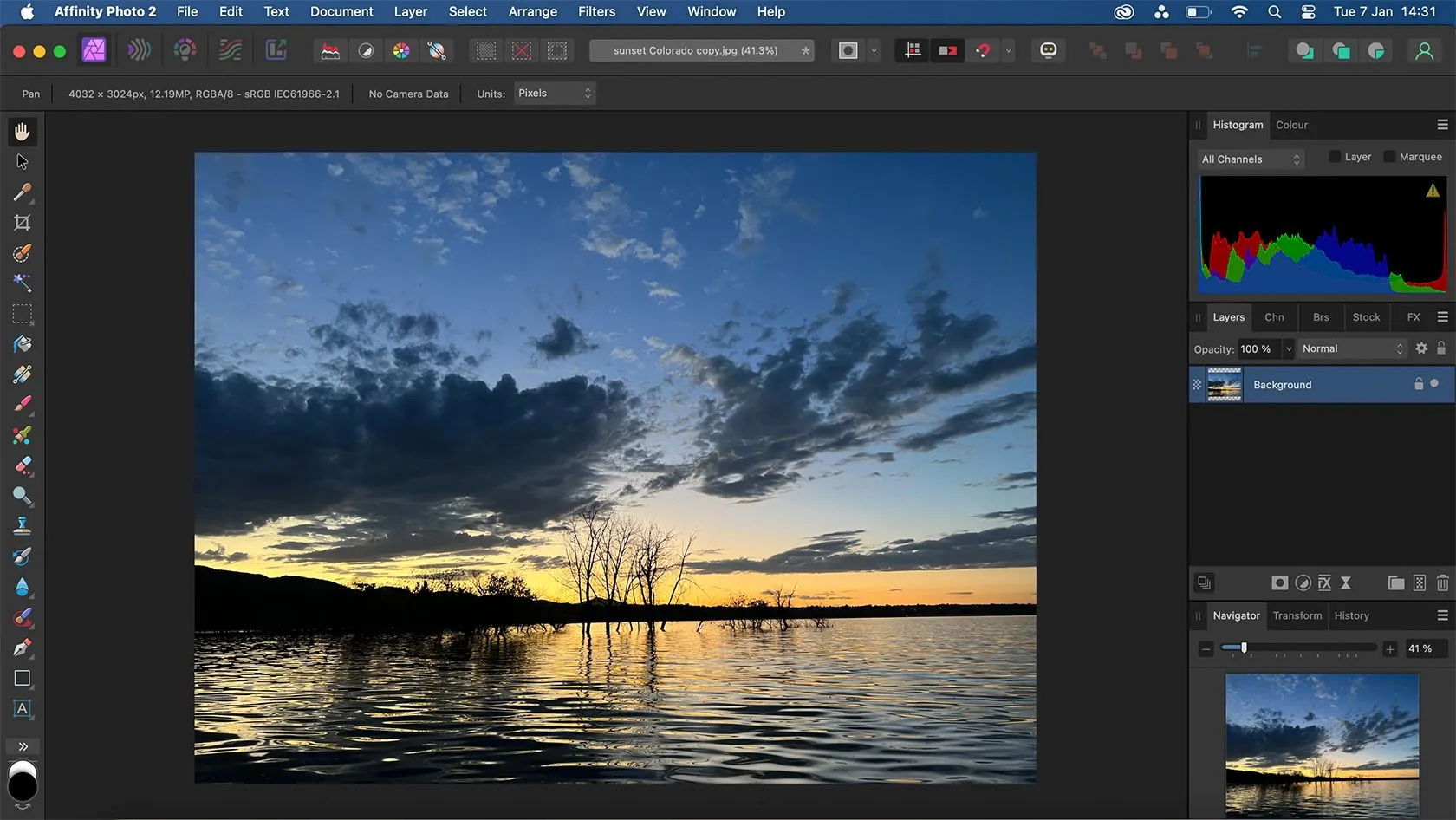 Giao diện làm việc của Affinity Photo tương tự Photoshop, với bảng điều khiển layer và thanh công cụ bên trái.