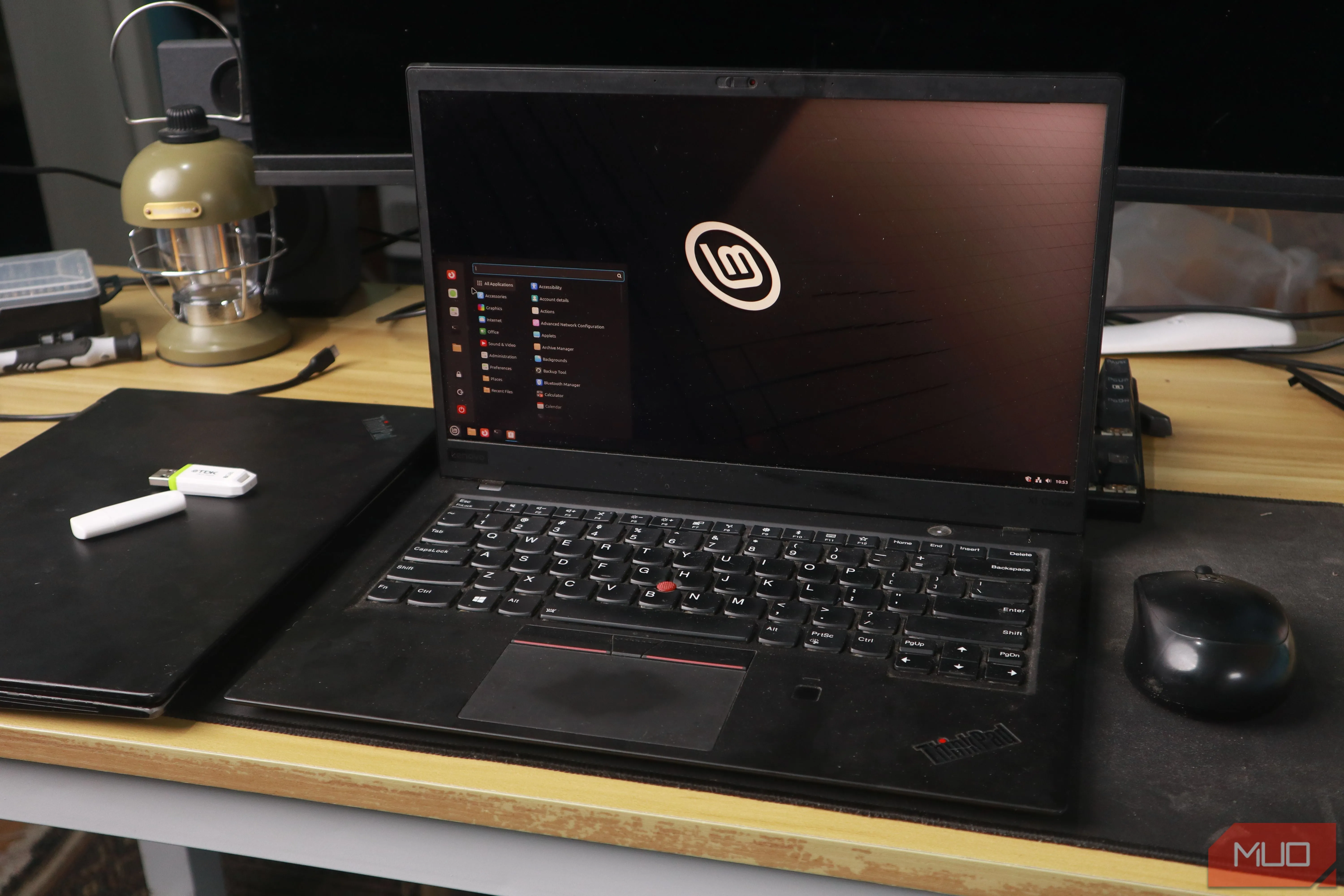 Giao diện Linux Mint trên laptop ThinkPad cũ, minh họa ứng dụng máy tính Linux chuyên dụng