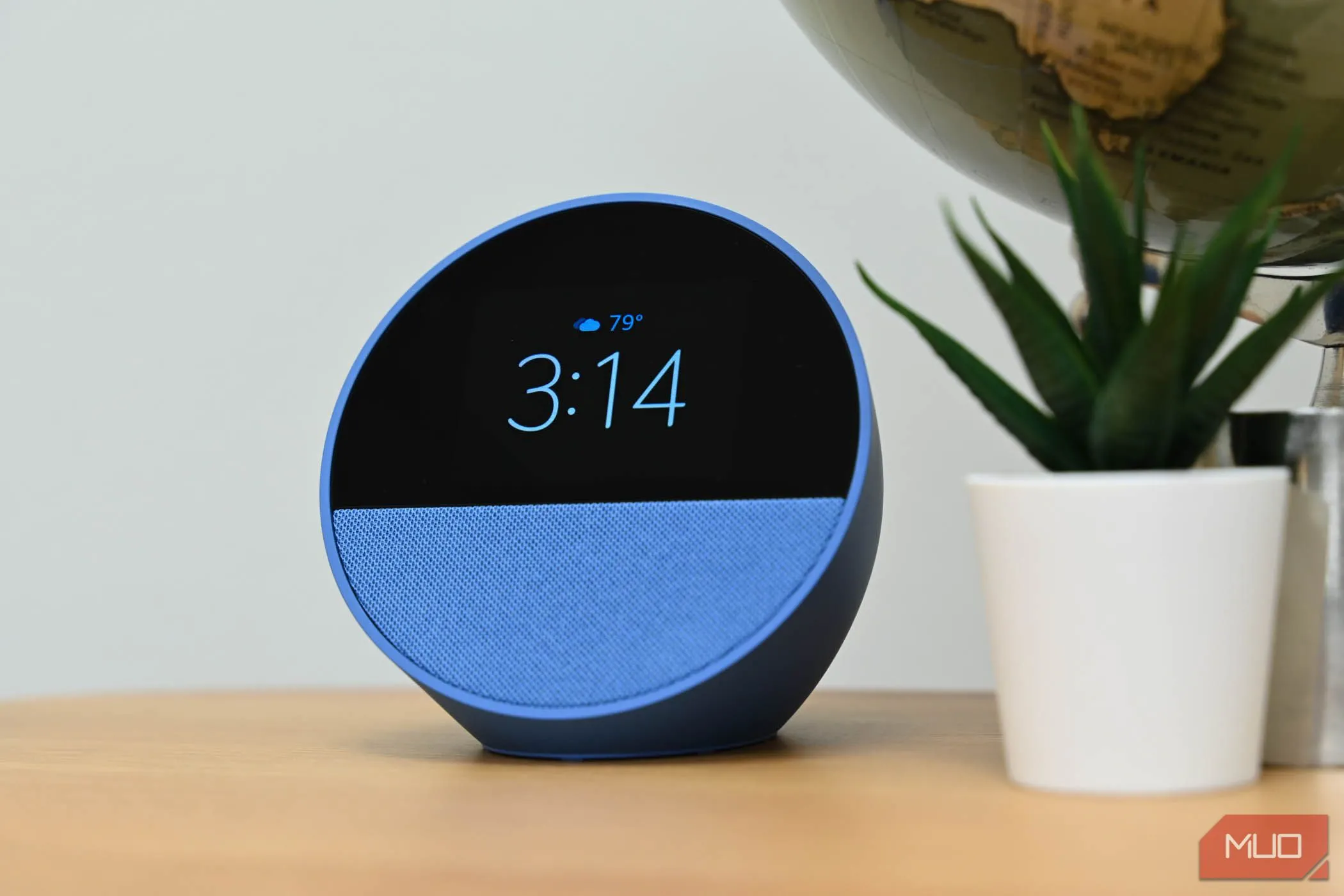 Giao diện màn hình chính của loa thông minh Amazon Echo Spot, thể hiện sự thay đổi và cập nhật bắt buộc lên Alexa+ ảnh hưởng quyền riêng tư.