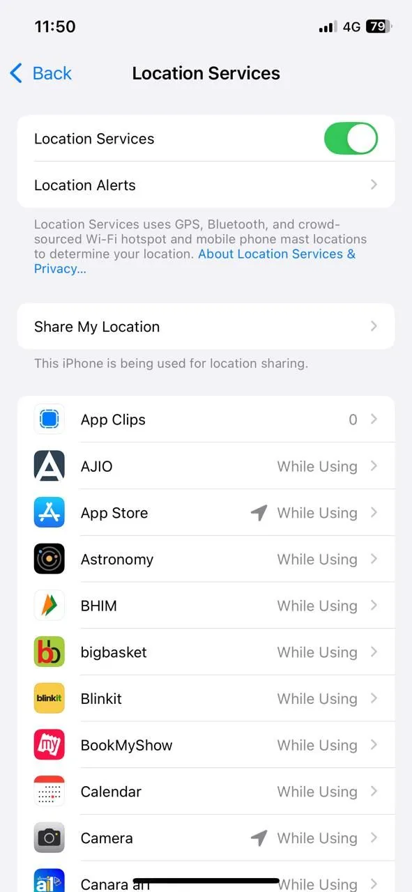 Giao diện menu Dịch vụ định vị trong cài đặt Quyền riêng tư &amp; Bảo mật iPhone, nơi quản lý quyền truy cập vị trí của các ứng dụng.