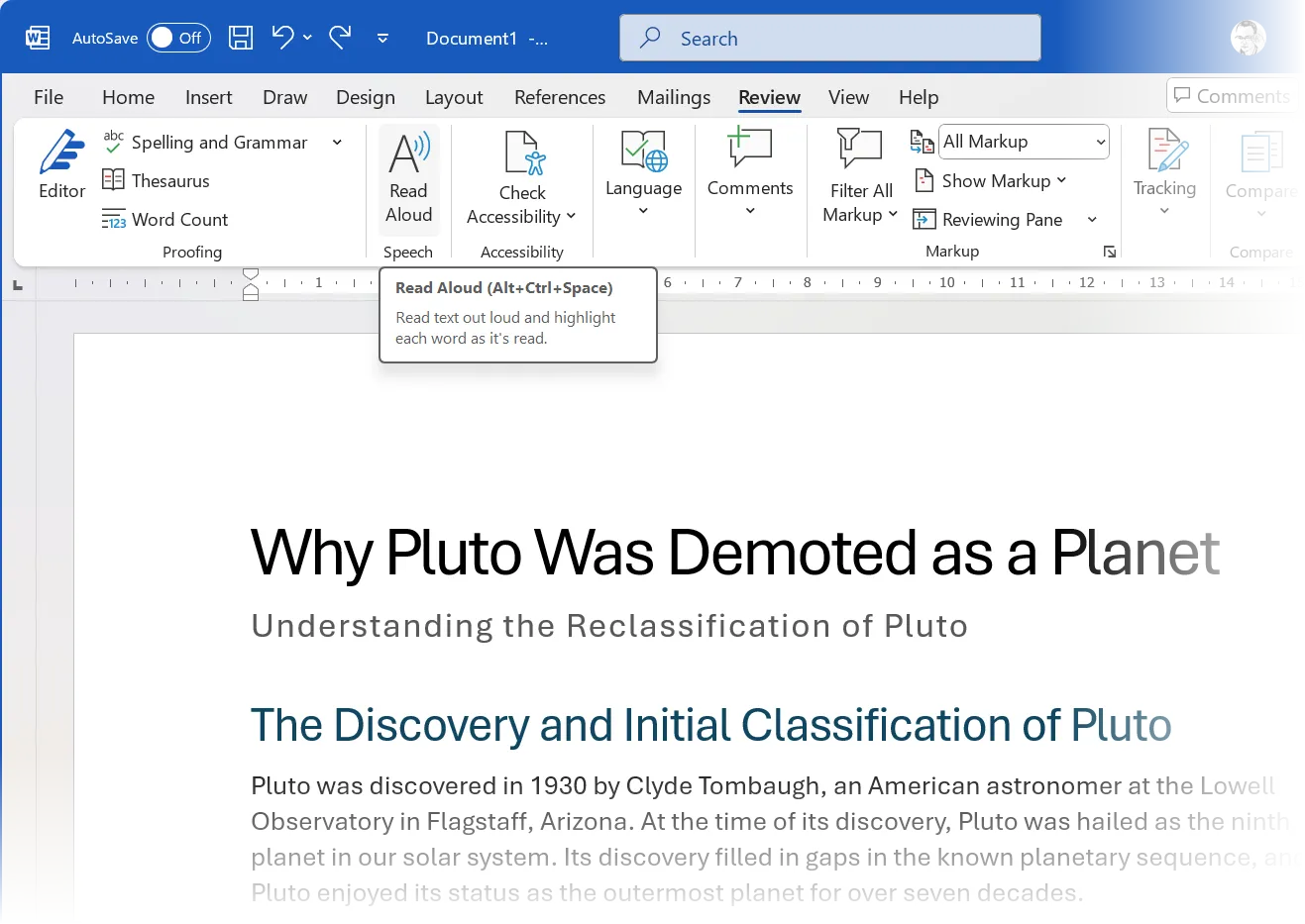 Giao diện Microsoft Word với tính năng Read Aloud (đọc to) đang hoạt động, giúp người dùng nghe lại bản nháp để phát hiện lỗi và lấp đầy khoảng trống ý tưởng.