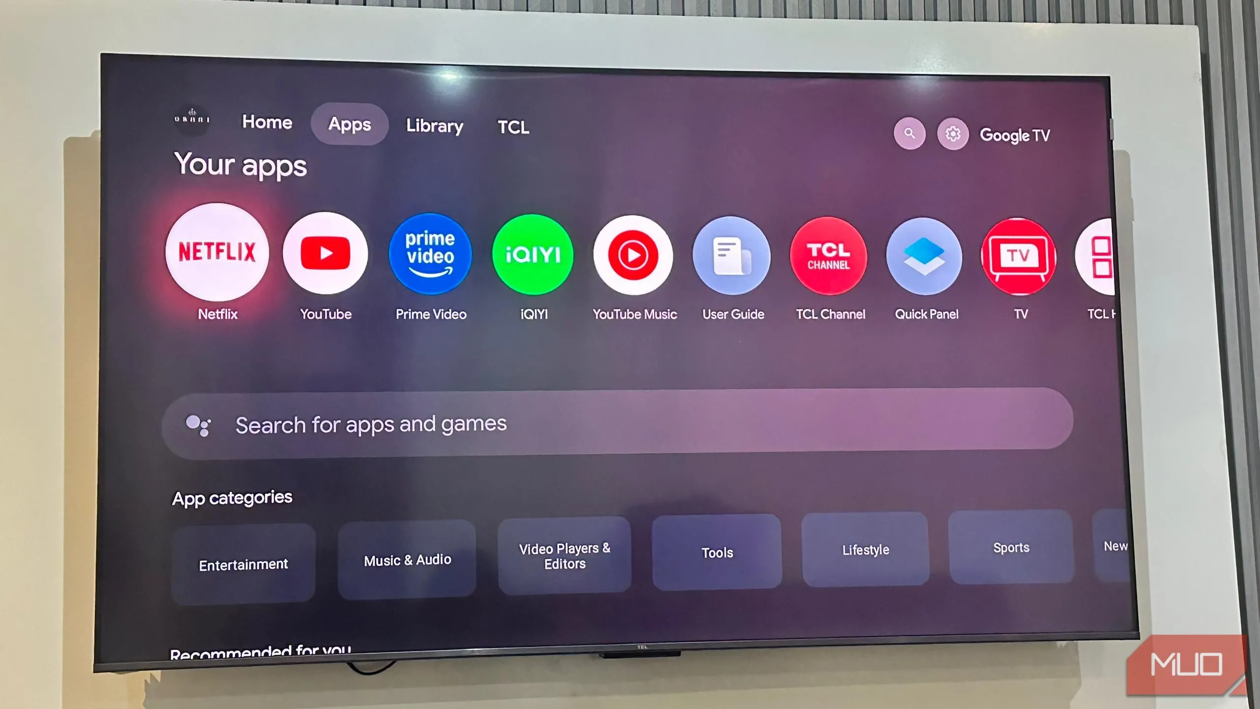 Giao diện ngăn kéo ứng dụng trên Smart TV Hisense hiển thị các ứng dụng không quen thuộc, có thể là dấu hiệu nhiễm malware.