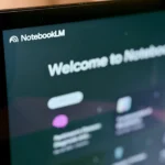 Giao diện NotebookLM trên màn hình laptop, minh họa công cụ hỗ trợ học tập và nghiên cứu ứng dụng AI của Google
