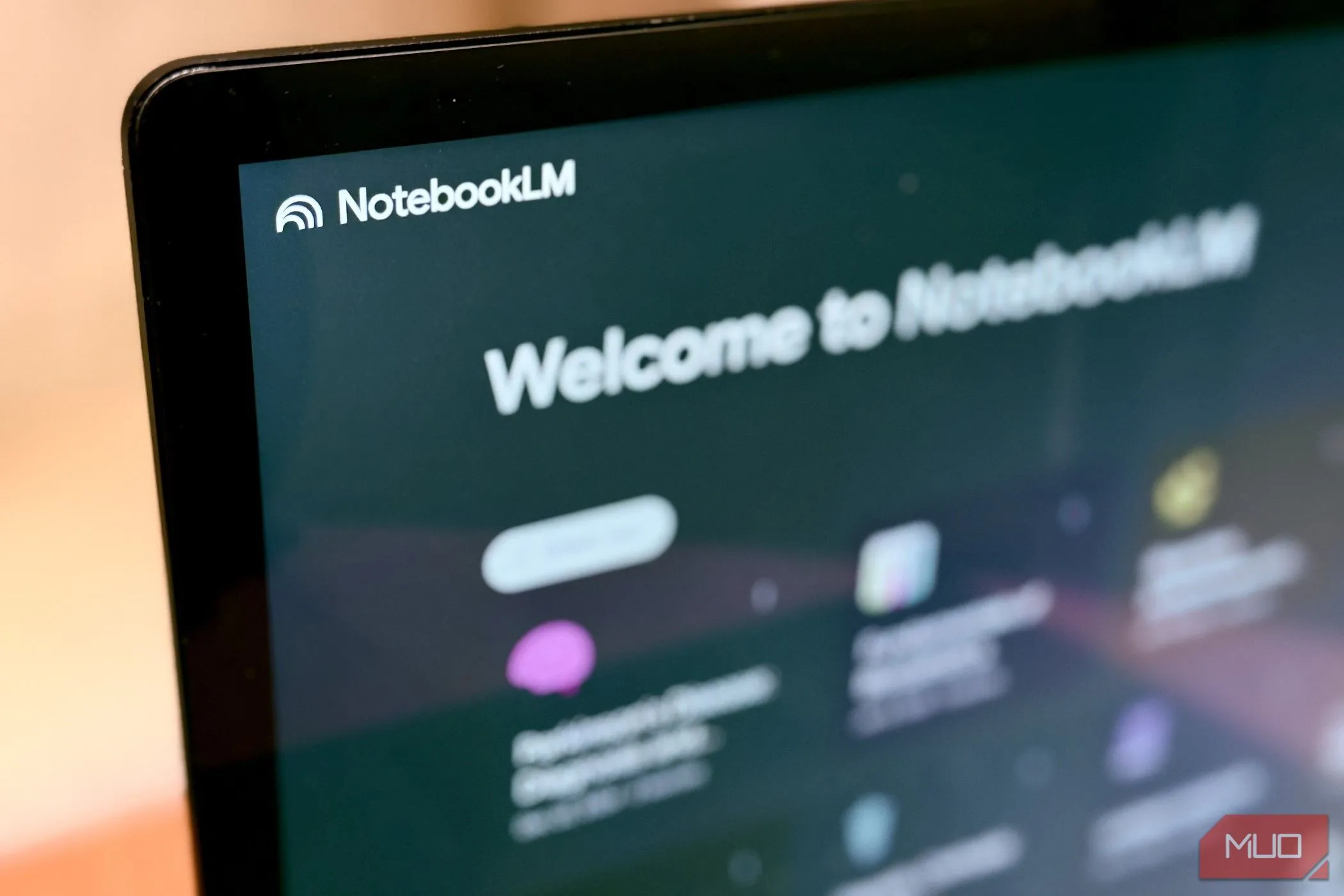 Giao diện NotebookLM trên màn hình laptop, minh họa công cụ hỗ trợ học tập và nghiên cứu ứng dụng AI của Google