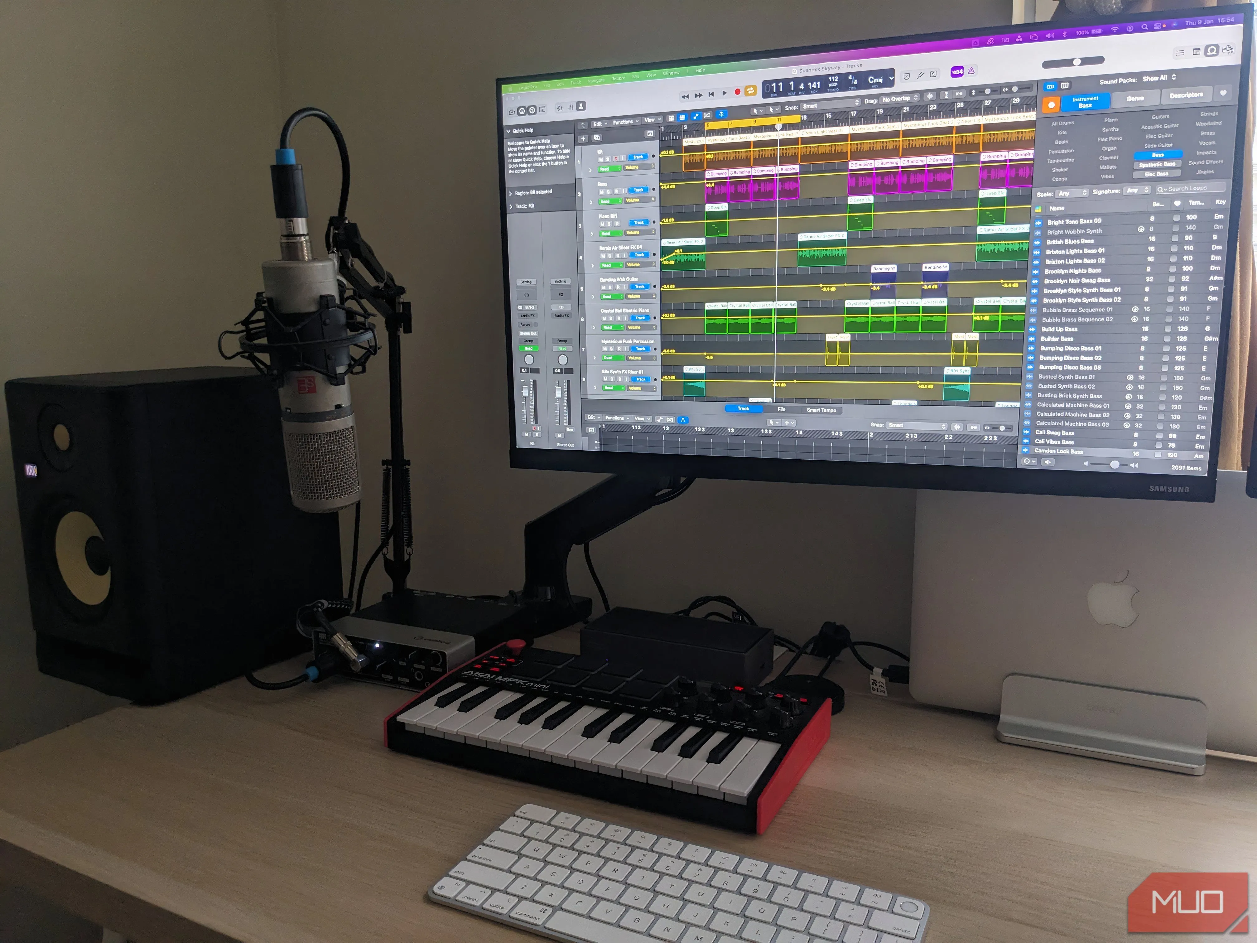 Giao diện phần mềm Logic Pro trên DAW, thể hiện sự phức tạp của sản xuất âm nhạc thủ công