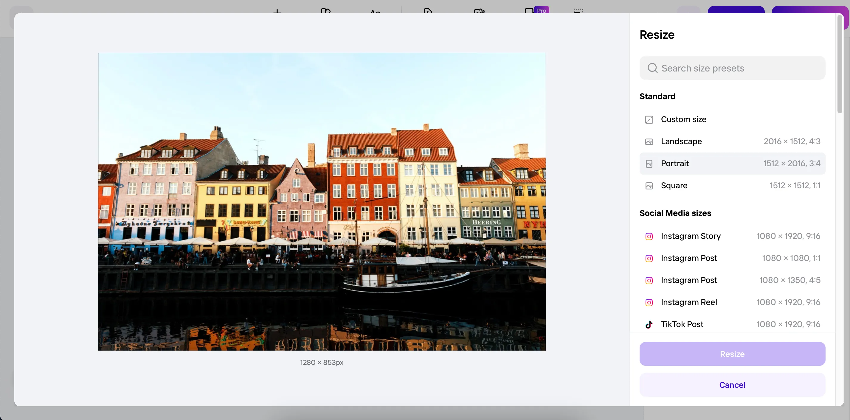 Giao diện Photoroom với công cụ thay đổi kích thước ảnh bằng AI