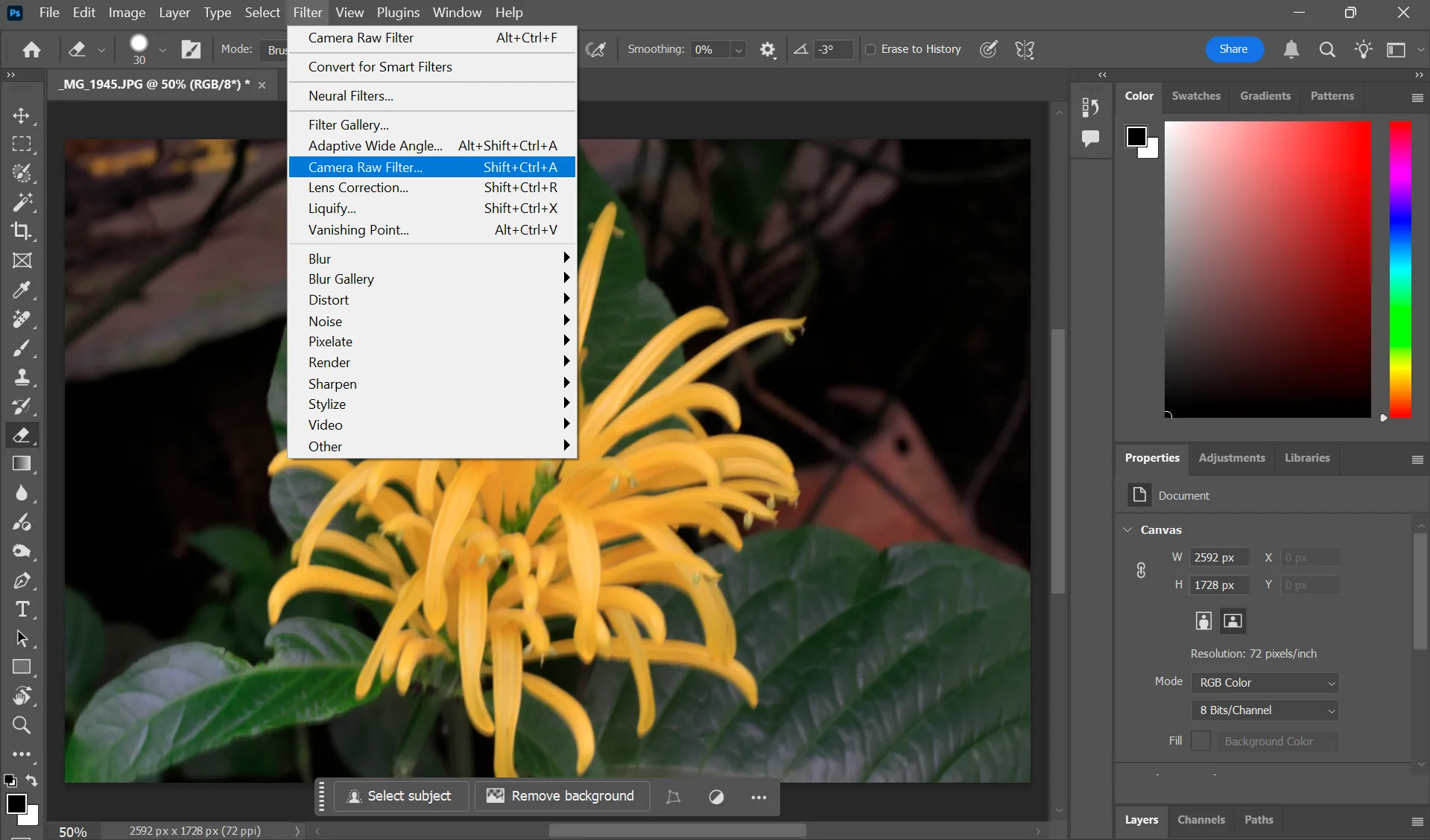 Giao diện Photoshop và tùy chọn Camera Raw Filter để truy cập Lens Blur.