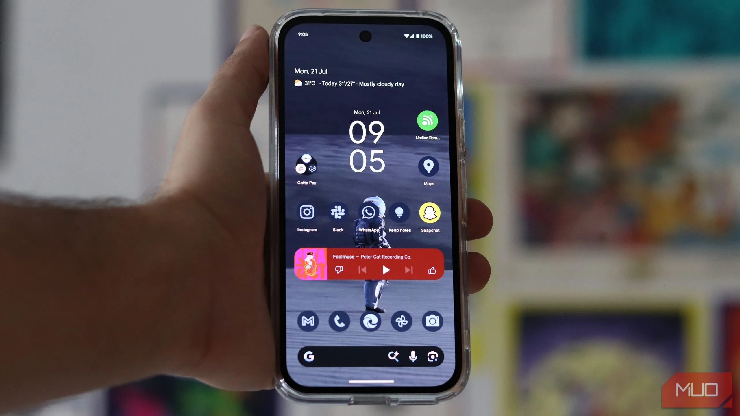 Giao diện Pixel Launcher trên điện thoại Pixel 9a, với thiết kế tối giản, tiện ích &quot;At a Glance&quot; và tích hợp sâu với dịch vụ Google, thể hiện trải nghiệm Android thuần khiết.