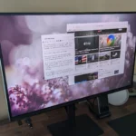 Giao diện Samsung DeX trên màn hình với thanh tác vụ được ẩn đi, thể hiện không gian làm việc tối giản và tập trung.