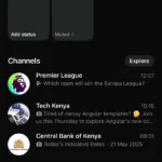 Giao diện tab "Cập nhật" trên ứng dụng WhatsApp iOS, minh họa các thông báo và tin tức liên tục có thể làm gián đoạn trải nghiệm sử dụng AI chatbot.