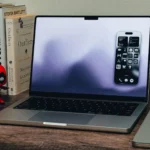 Giao diện tính năng Phản chiếu iPhone (iPhone Mirroring) trên màn hình MacBook Pro, thể hiện khả năng điều khiển iPhone từ Mac