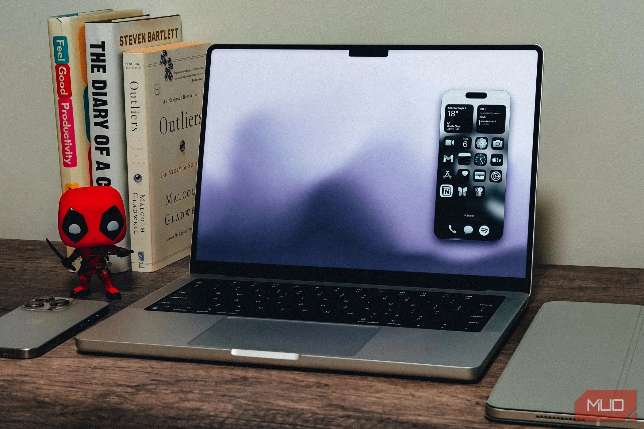 Giao diện tính năng Phản chiếu iPhone (iPhone Mirroring) trên màn hình MacBook Pro, thể hiện khả năng điều khiển iPhone từ Mac