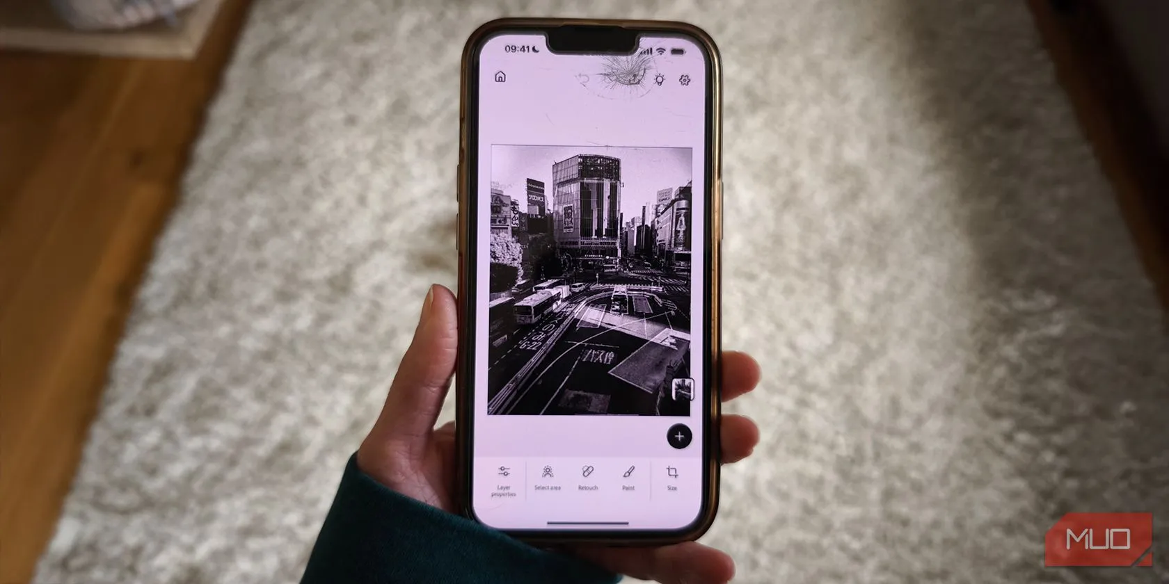 Giao diện ứng dụng Adobe Photoshop Mobile trên iPhone hiển thị các công cụ chỉnh sửa ảnh chuyên nghiệp