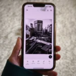 Giao diện ứng dụng Adobe Photoshop Mobile trên iPhone, thể hiện khả năng chỉnh sửa ảnh chuyên sâu với nhiều lớp và công cụ