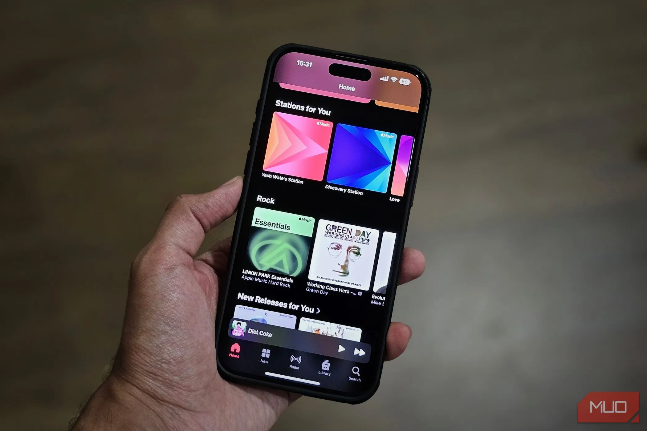 Giao diện ứng dụng Apple Music trên iPhone 15, minh họa cho hệ sinh thái Apple và kỳ vọng vào modem 5G tự phát triển, giúp tối ưu hiệu năng cho iPhone SE 2025