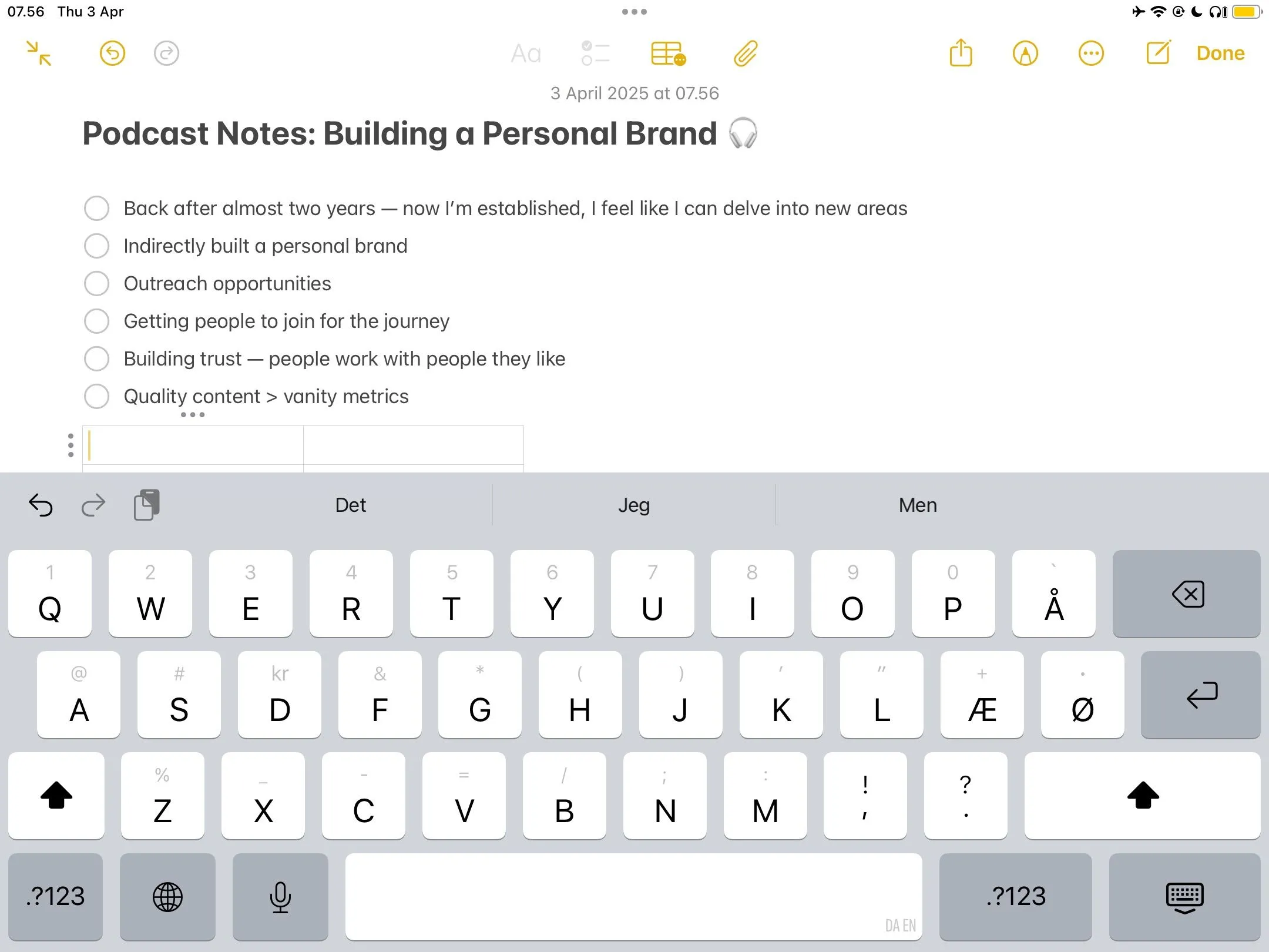 Giao diện ứng dụng Apple Notes trên iPhone với các ghi chú đang hiển thị, minh họa khả năng ghi chép và tổ chức thông tin hiệu quả của app ghi chú miễn phí này.