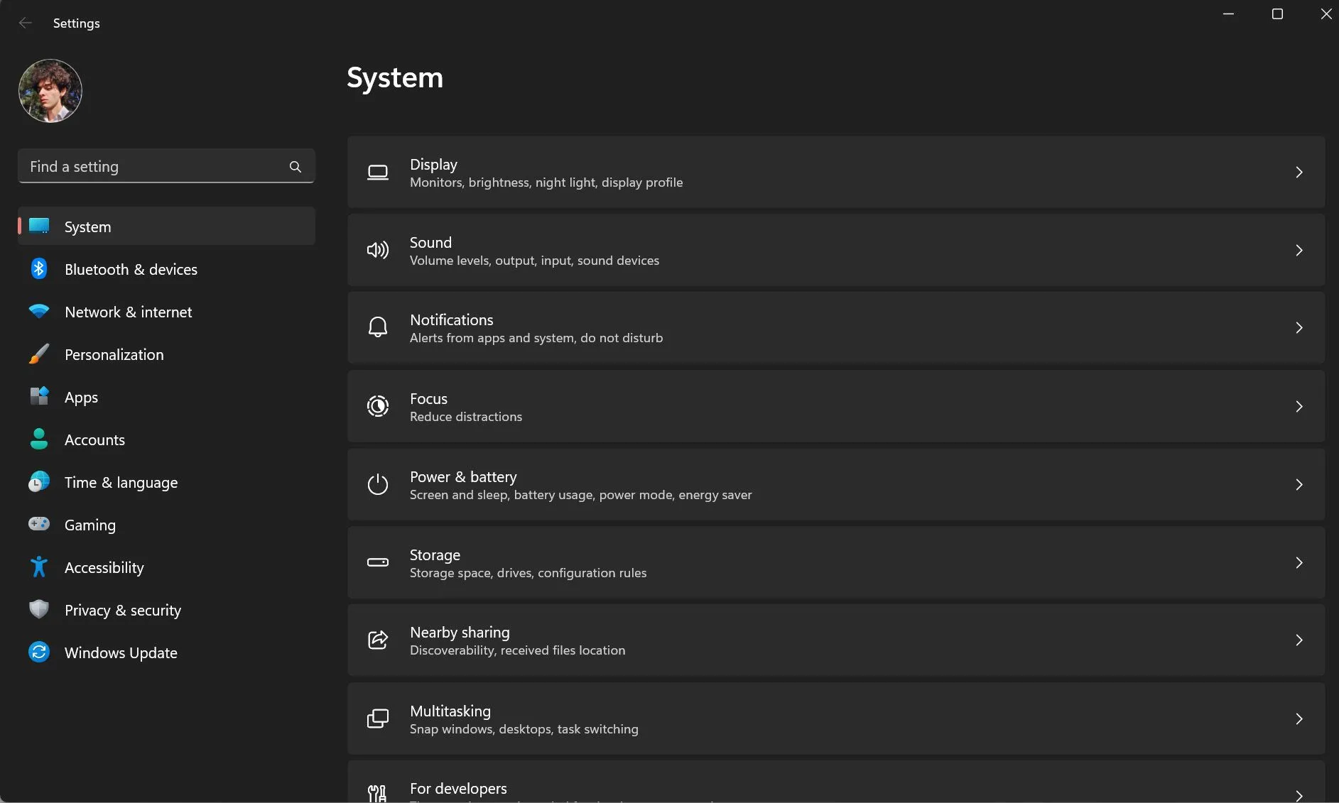 Giao diện ứng dụng Cài đặt (Settings) trên Windows 11 hiển thị độ trễ khi chuyển đổi các tab.