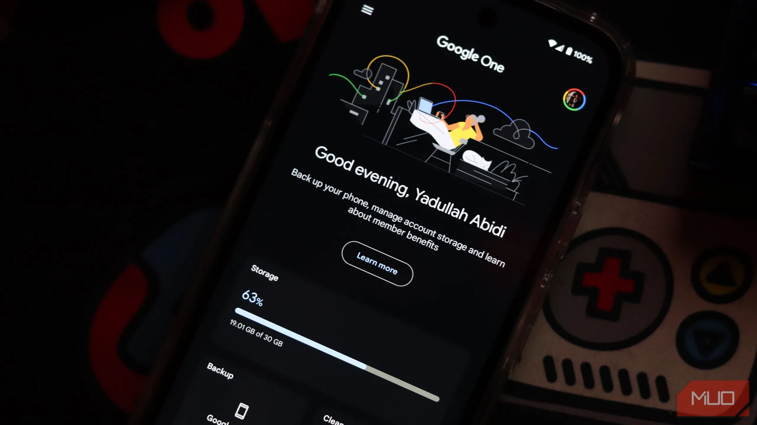 Giao diện ứng dụng Google One trên điện thoại thông minh, hiển thị thông tin gói và lợi ích.