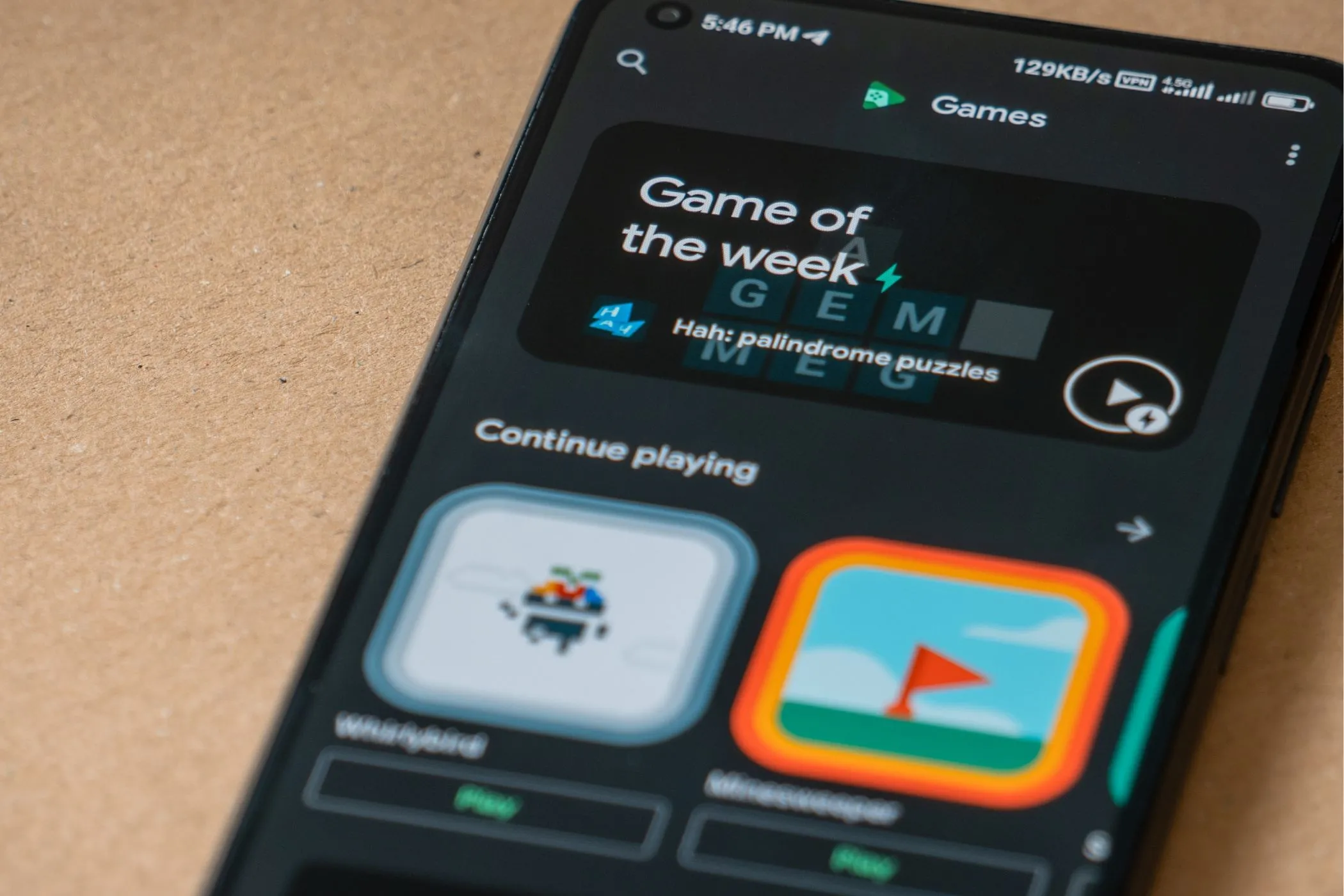 Giao diện ứng dụng Google Play Games với tab &quot;Game of the week&quot; trên điện thoại thông minh, minh họa sự đa dạng của Google Play Store