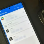 Giao diện ứng dụng Microsoft Authenticator trên điện thoại Samsung Galaxy S24 Ultra hiển thị mã xác thực và tùy chọn tài khoản.