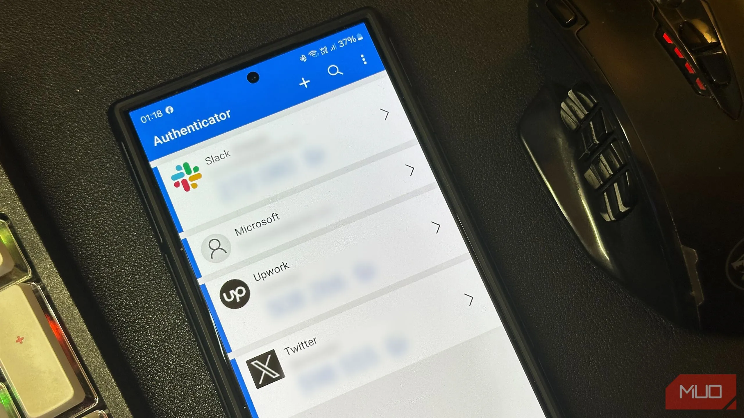 Giao diện ứng dụng Microsoft Authenticator trên điện thoại Samsung Galaxy S24 Ultra hiển thị mã xác thực và tùy chọn tài khoản.
