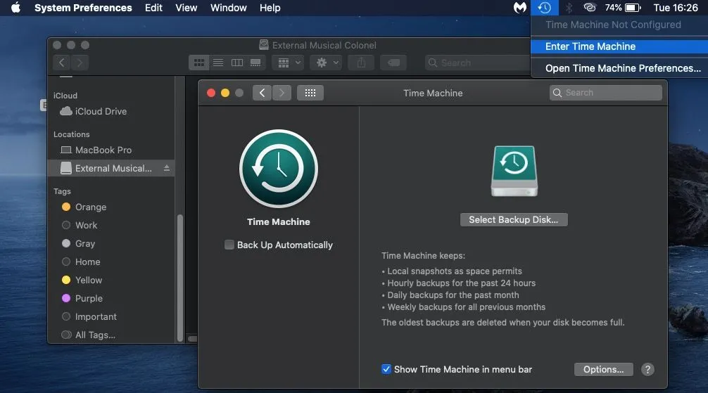 Giao diện ứng dụng Time Machine trên macOS, hiển thị cửa sổ sao lưu và menu tùy chọn.
