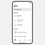 Giao diện ứng dụng Uber đã được đơn giản hóa, hiển thị chữ lớn và các tùy chọn điều hướng rõ ràng, dành cho người lớn tuổi và những ai muốn trải nghiệm dễ dàng hơn.