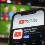 Giao diện ứng dụng YouTube trên điện thoại Android với biểu tượng nền tảng chia sẻ video trực tuyến, minh họa cho tính năng Play Something sắp ra mắt