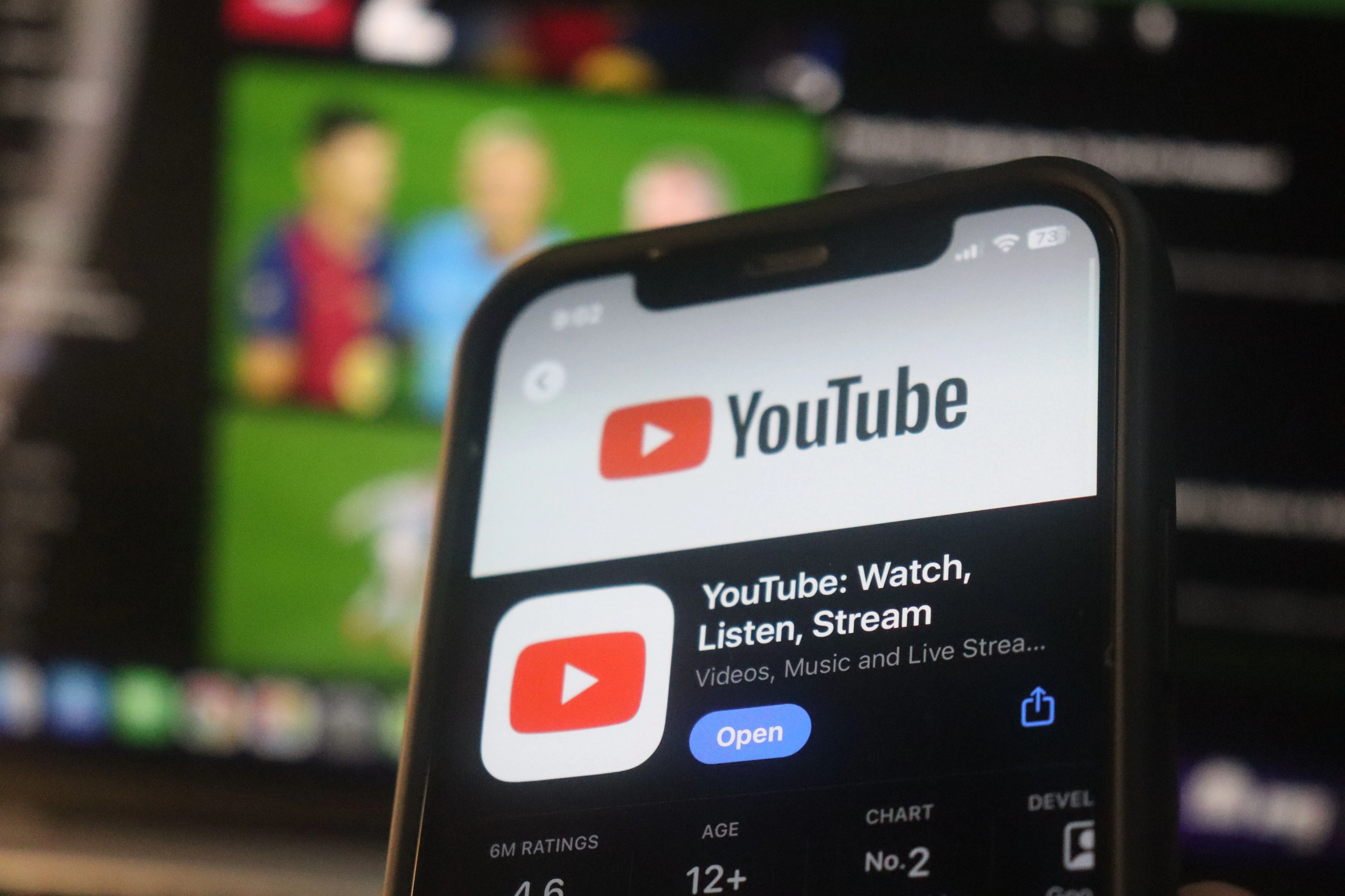 Giao diện ứng dụng YouTube trên điện thoại Android với biểu tượng nền tảng chia sẻ video trực tuyến, minh họa cho tính năng Play Something sắp ra mắt