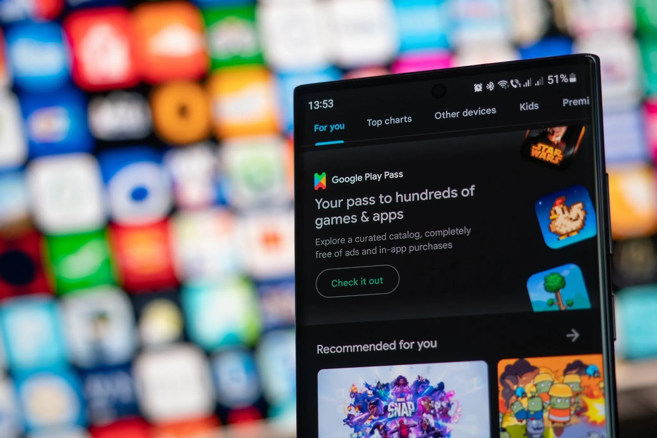 Giao diện ưu đãi Google Play Pass trên màn hình điện thoại thông minh Android.