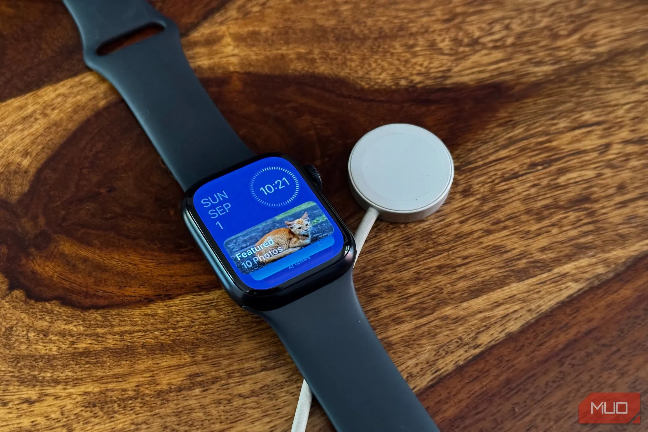 Giao diện widget của Apple Watch đang sạc trên đế sạc không dây