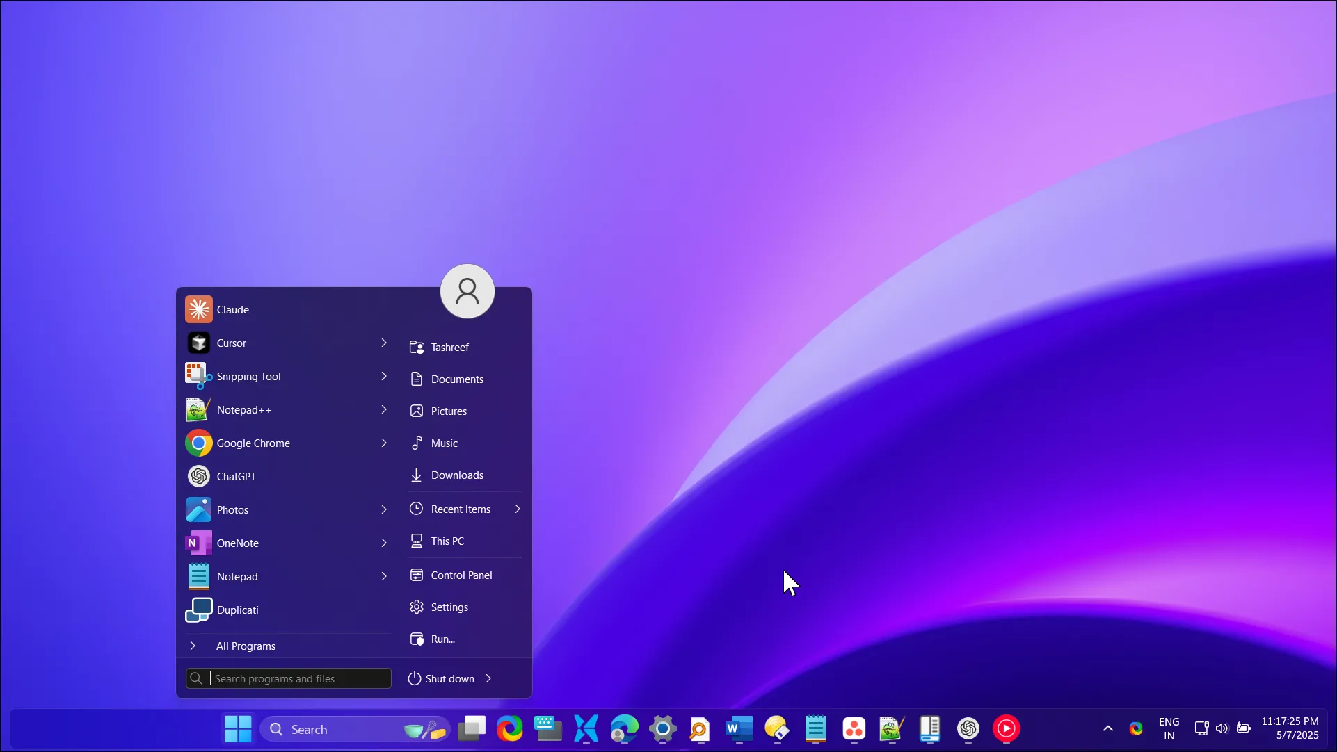 Giao diện Windows 11 với Windows 25 Mod được áp dụng, hiển thị sự thay đổi về biểu tượng, Start menu và hiệu ứng trong suốt