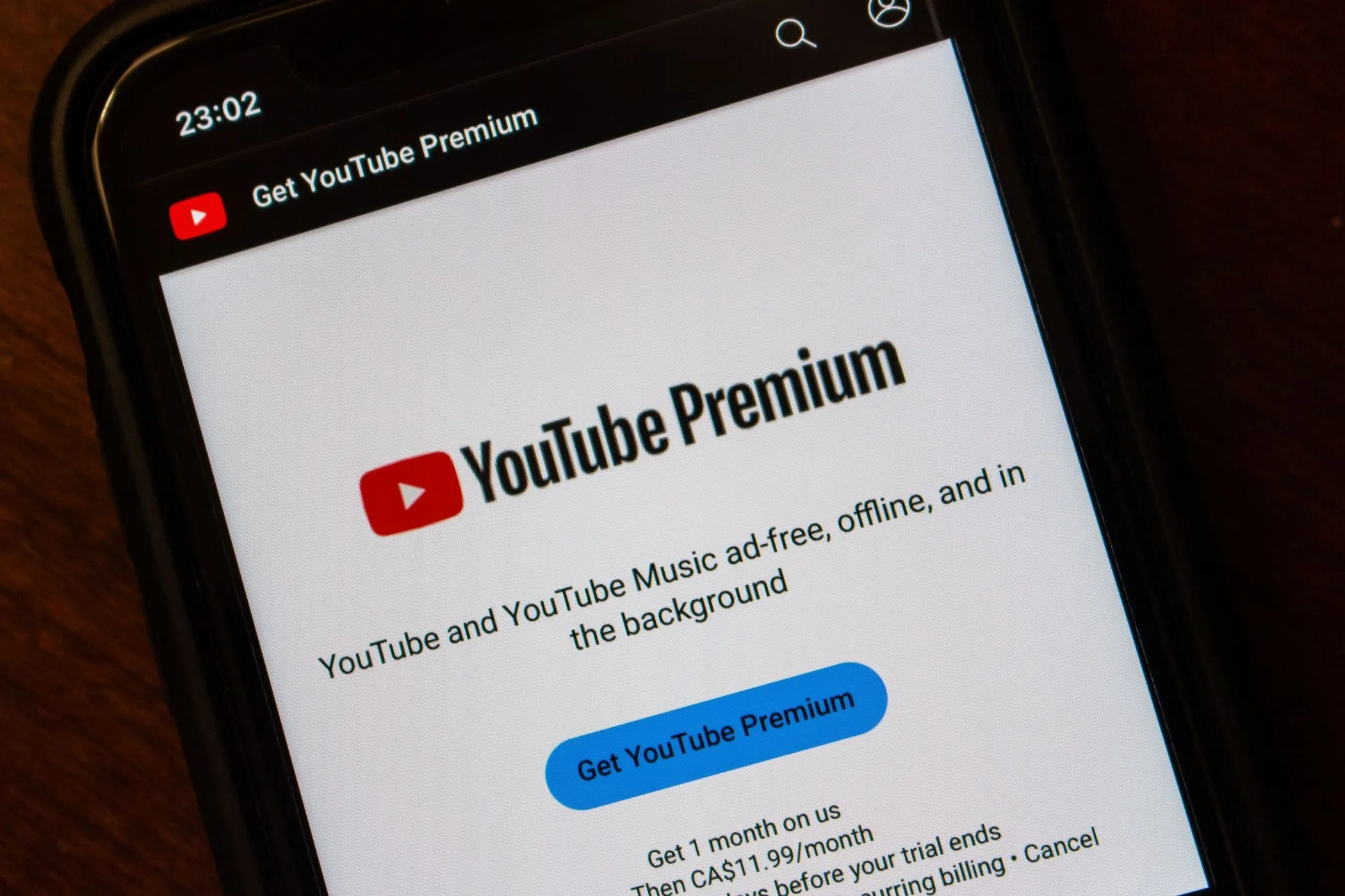Giao diện YouTube Premium hiển thị thông tin gói dịch vụ trên điện thoại iPhone
