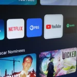 Giao diện YouTube trên TV Samsung minh họa tính năng làm mờ thumbnail video nhạy cảm