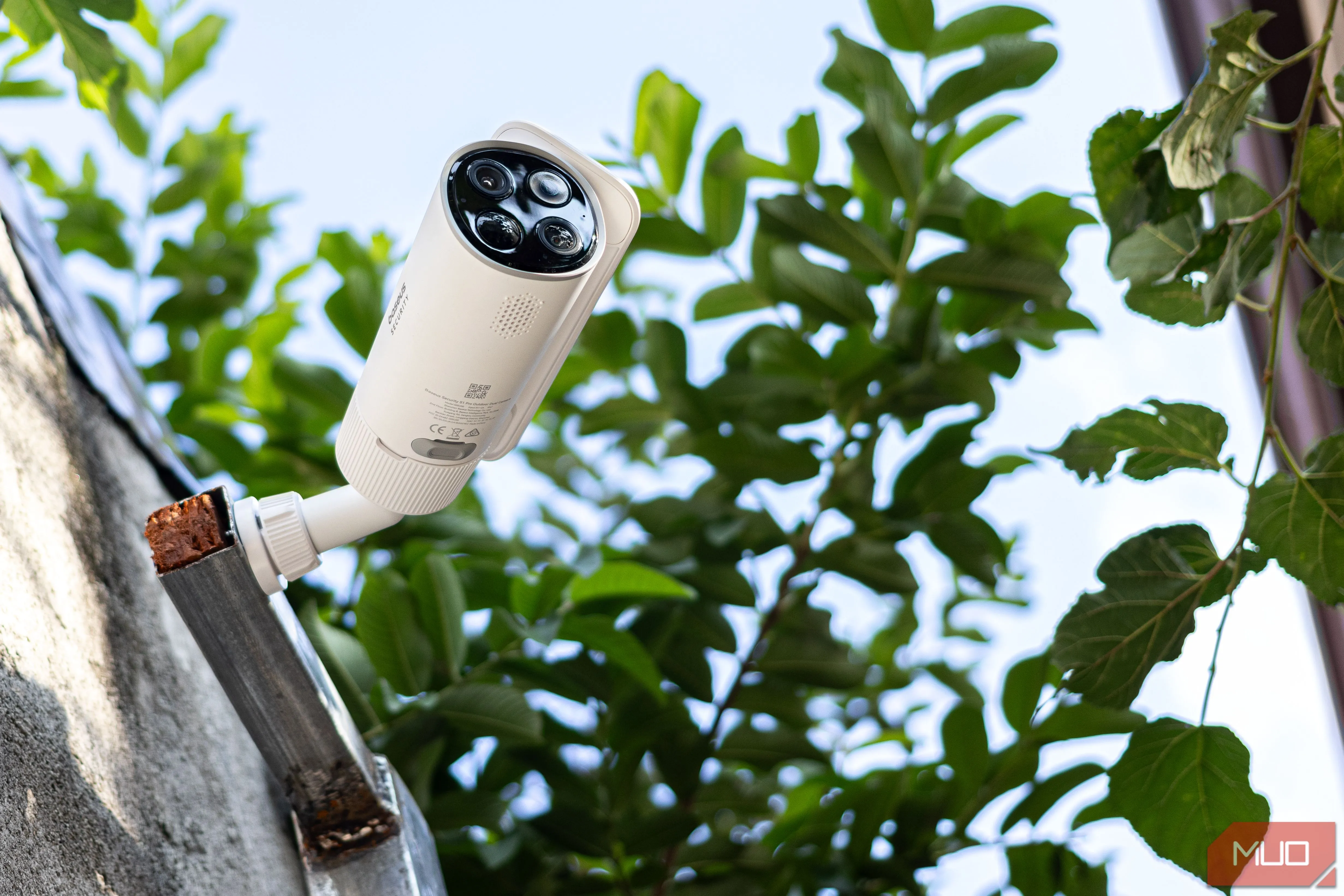 Góc cận cảnh camera Baseus S1 Pro gắn trên tường, cho thấy thiết kế tích hợp tấm pin năng lượng mặt trời