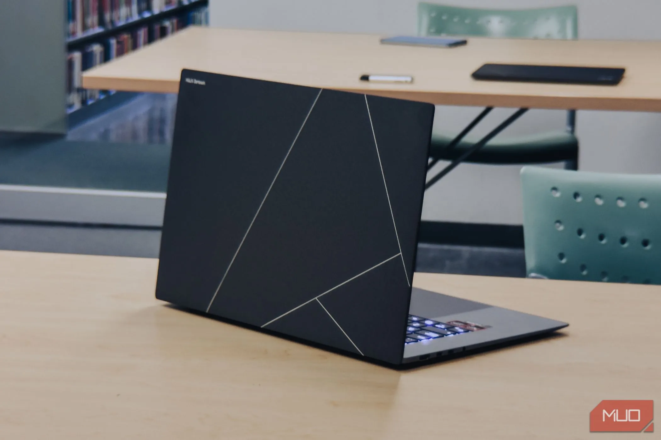 Góc nhìn cận cảnh mặt lưng màu trắng của ASUS Zenbook S 16 OLED, thể hiện thiết kế mỏng nhẹ