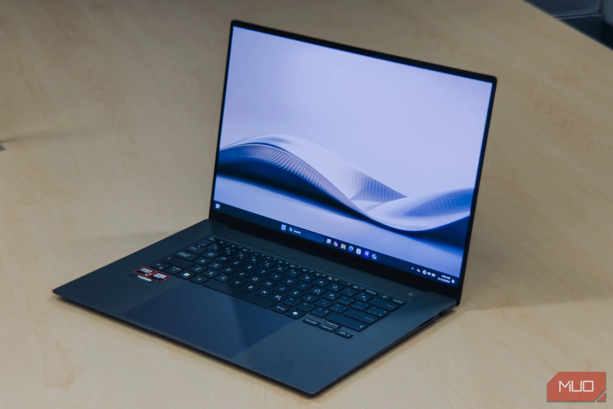 Góc nhìn nghiêng của ASUS Zenbook S 16 OLED cho thấy màn hình hiển thị màu sắc rực rỡ và độ tương phản cao