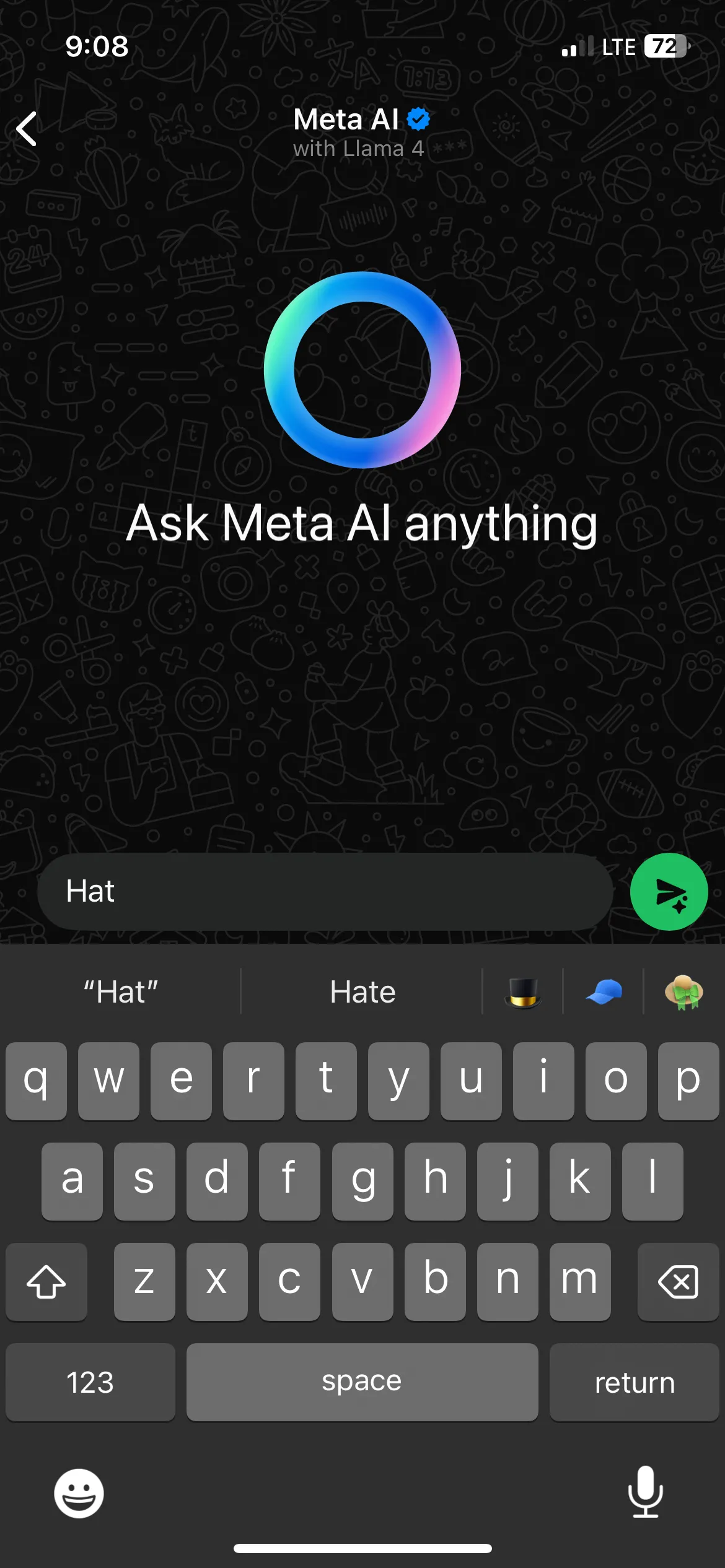 Gợi ý biểu tượng cảm xúc (emoji) hình chiếc mũ khi gõ từ &quot;Hat&quot; trên bàn phím iPhone.