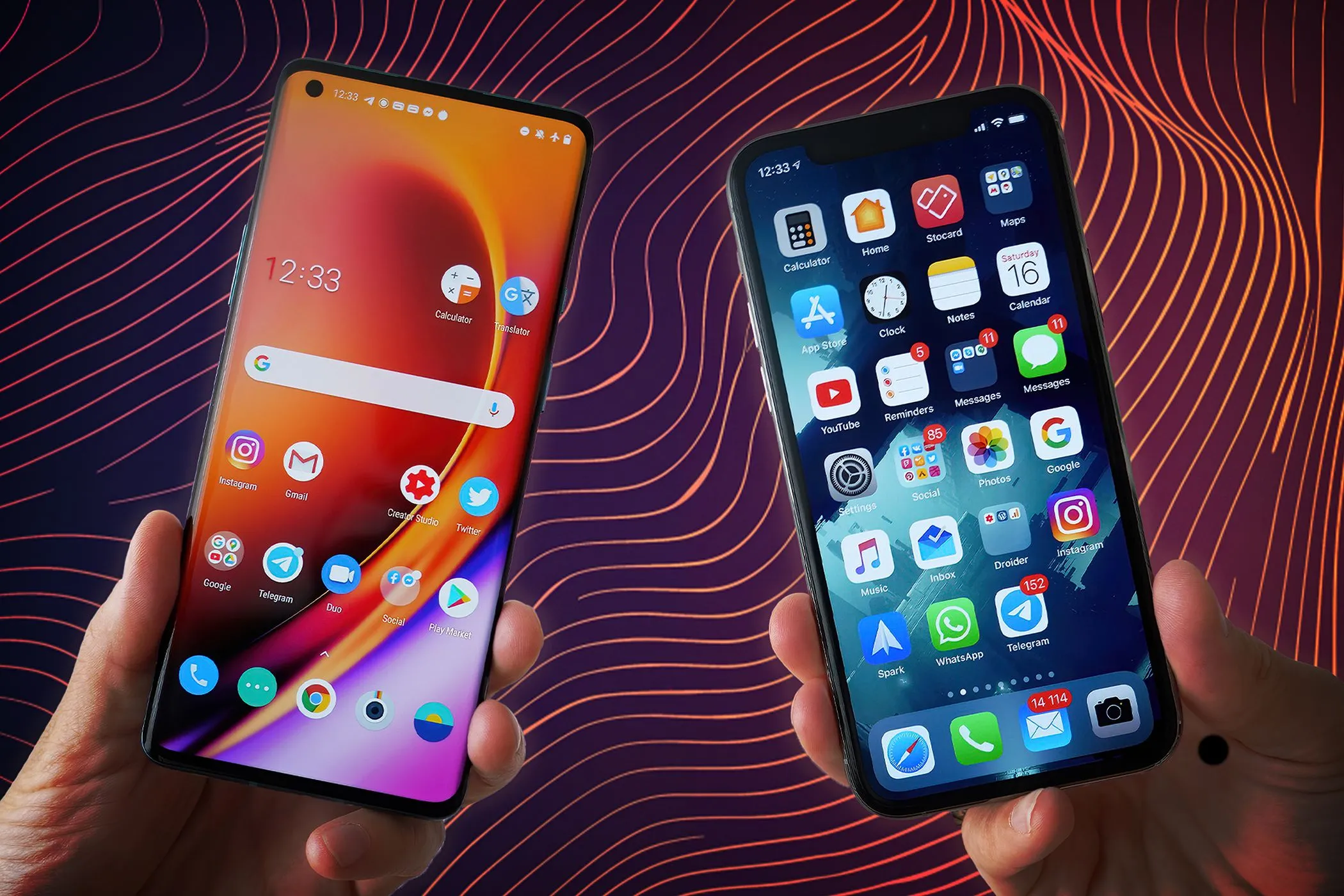 Hai bàn tay đang cầm song song một chiếc iPhone và một điện thoại Android, minh họa việc sử dụng đồng thời hai thiết bị