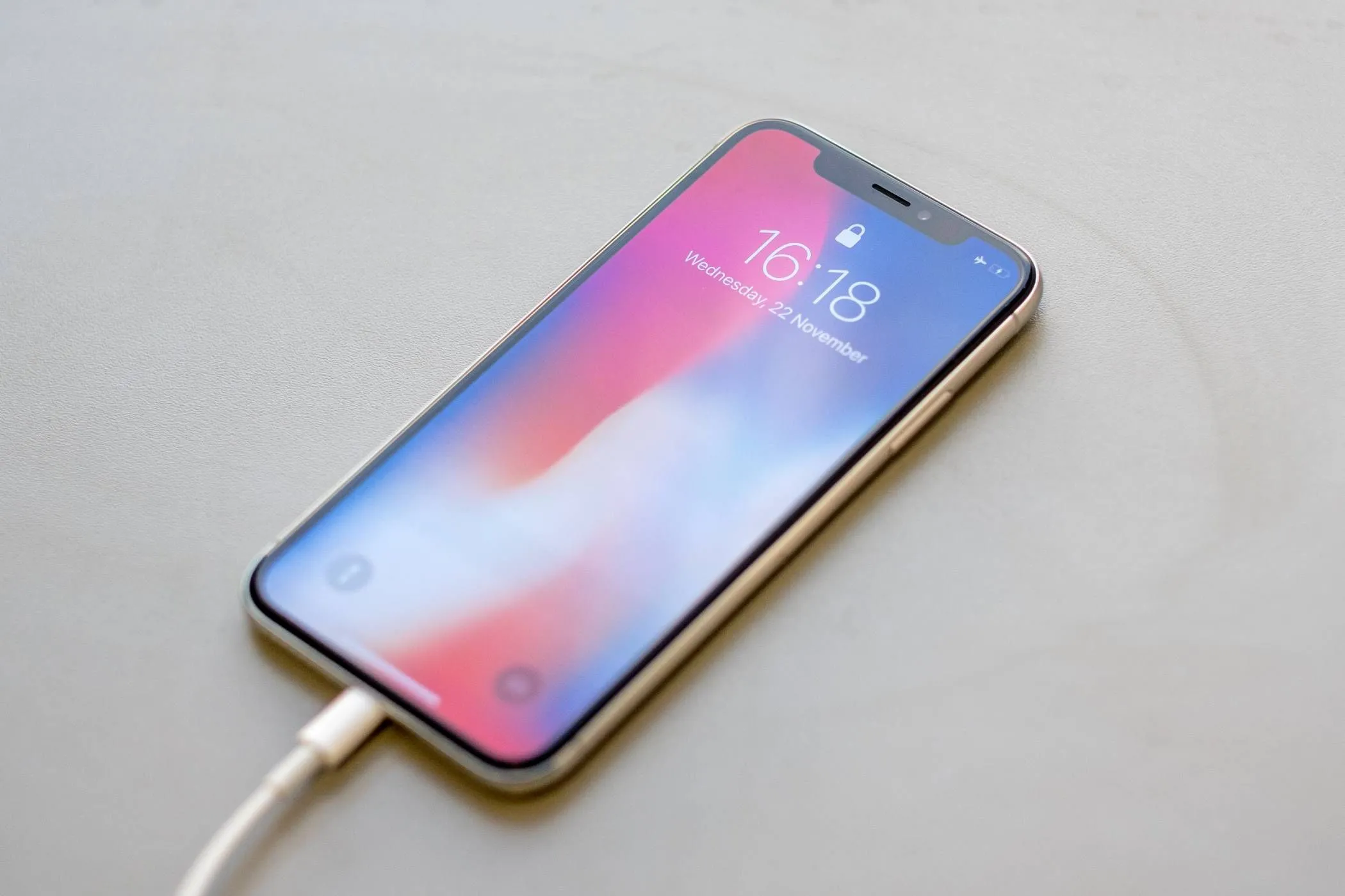 Hai chiếc iPhone được kết nối bằng cáp sạc, sẵn sàng cho việc chuyển dữ liệu trực tiếp
