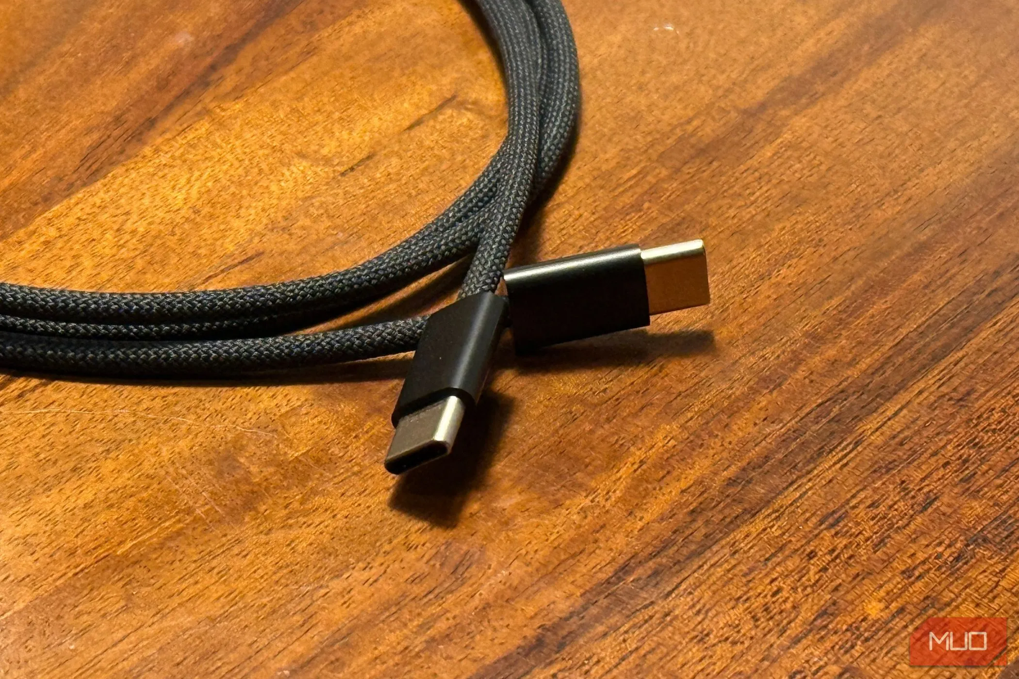 Hai đầu cáp sạc USB-C sang USB-C, loại cáp hiện đại dành cho iPhone 15 và các thiết bị mới hơn.