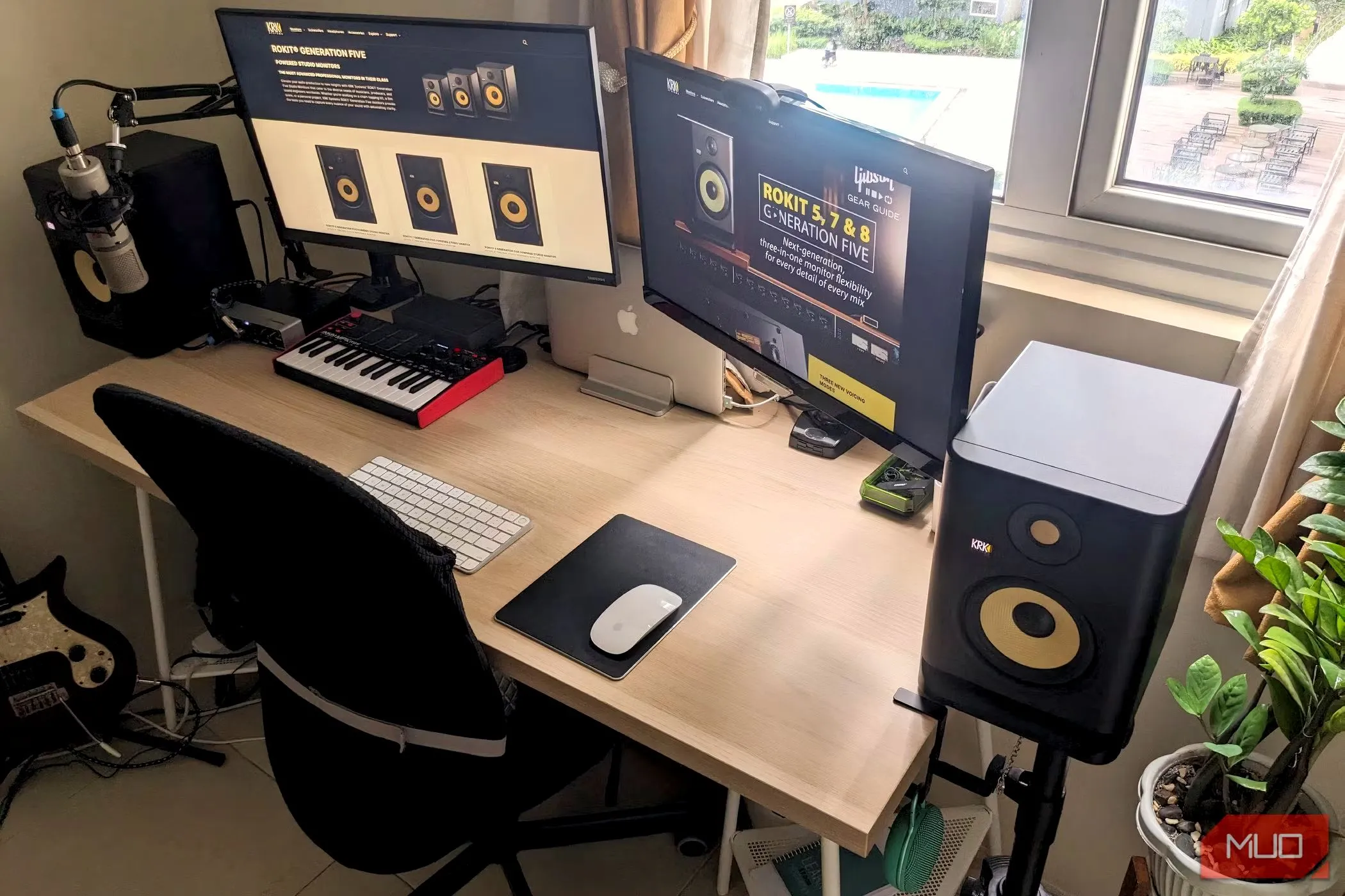 Hai loa máy tính đang hoạt động được đặt trên bàn làm việc, có thể kết nối qua cổng USB của màn hình.