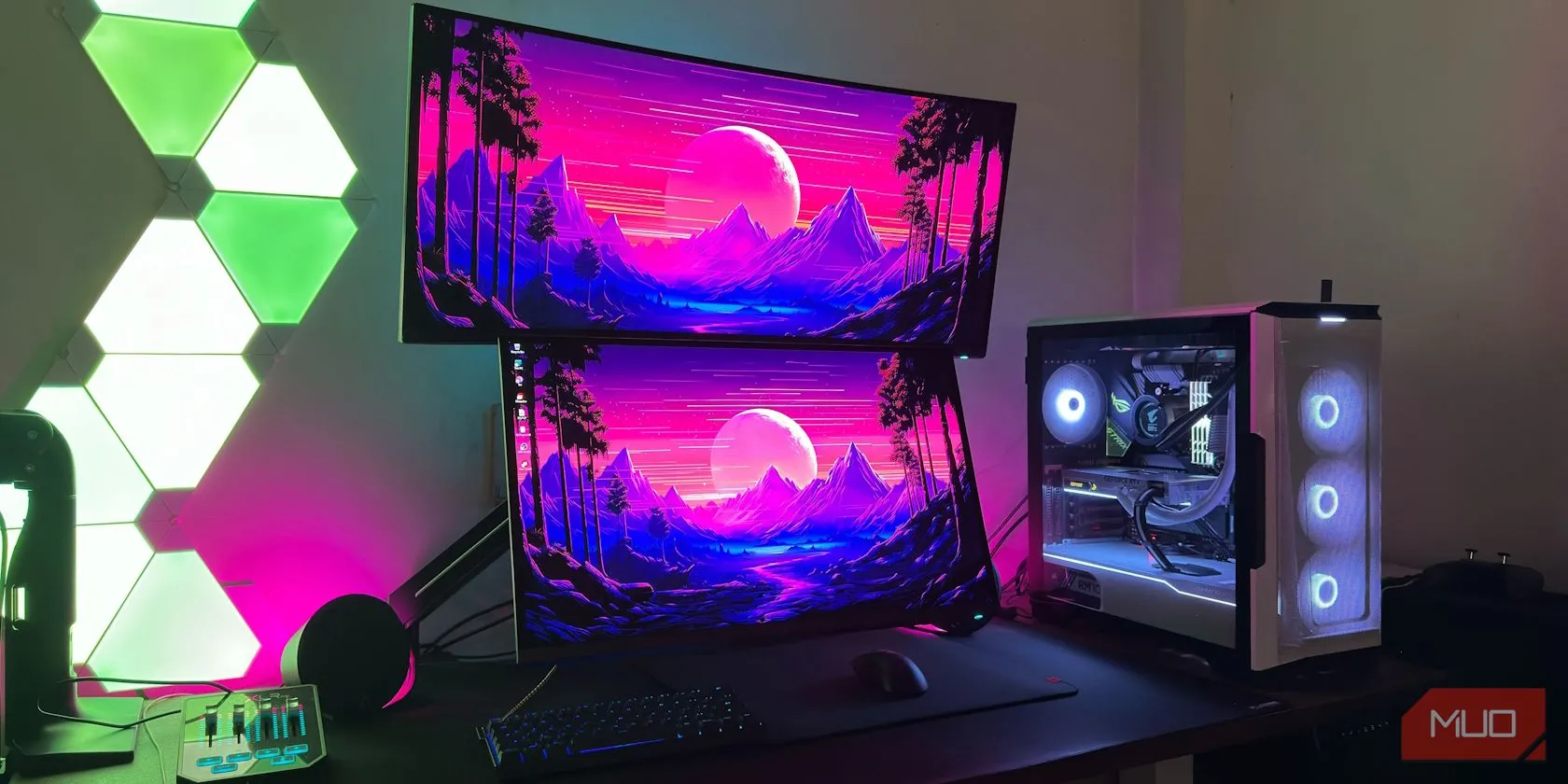 Hai màn hình OLED được gắn trên tay đỡ VESA tại bàn làm việc, thể hiện môi trường sử dụng thường ngày và vấn đề độ sáng.