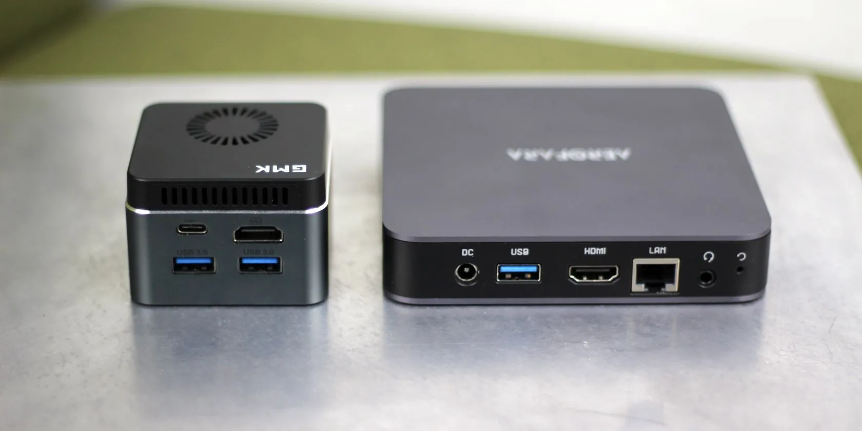 Hai mẫu mini PC Aerofara Aero 2 Pro và Intel Nucbox 02 đặt cạnh nhau, minh họa thiết kế nhỏ gọn và khả năng tản nhiệt hiệu quả của các dòng PC mini.