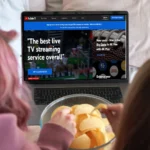Hai người đang xem YouTube TV trên màn hình laptop, minh họa việc truy cập nội dung đa phương tiện dễ dàng với Smart DNS Proxy.