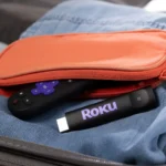 Hai thiết bị giải trí Roku Streaming Stick và Streaming Stick Plus mới được đóng gói gọn gàng