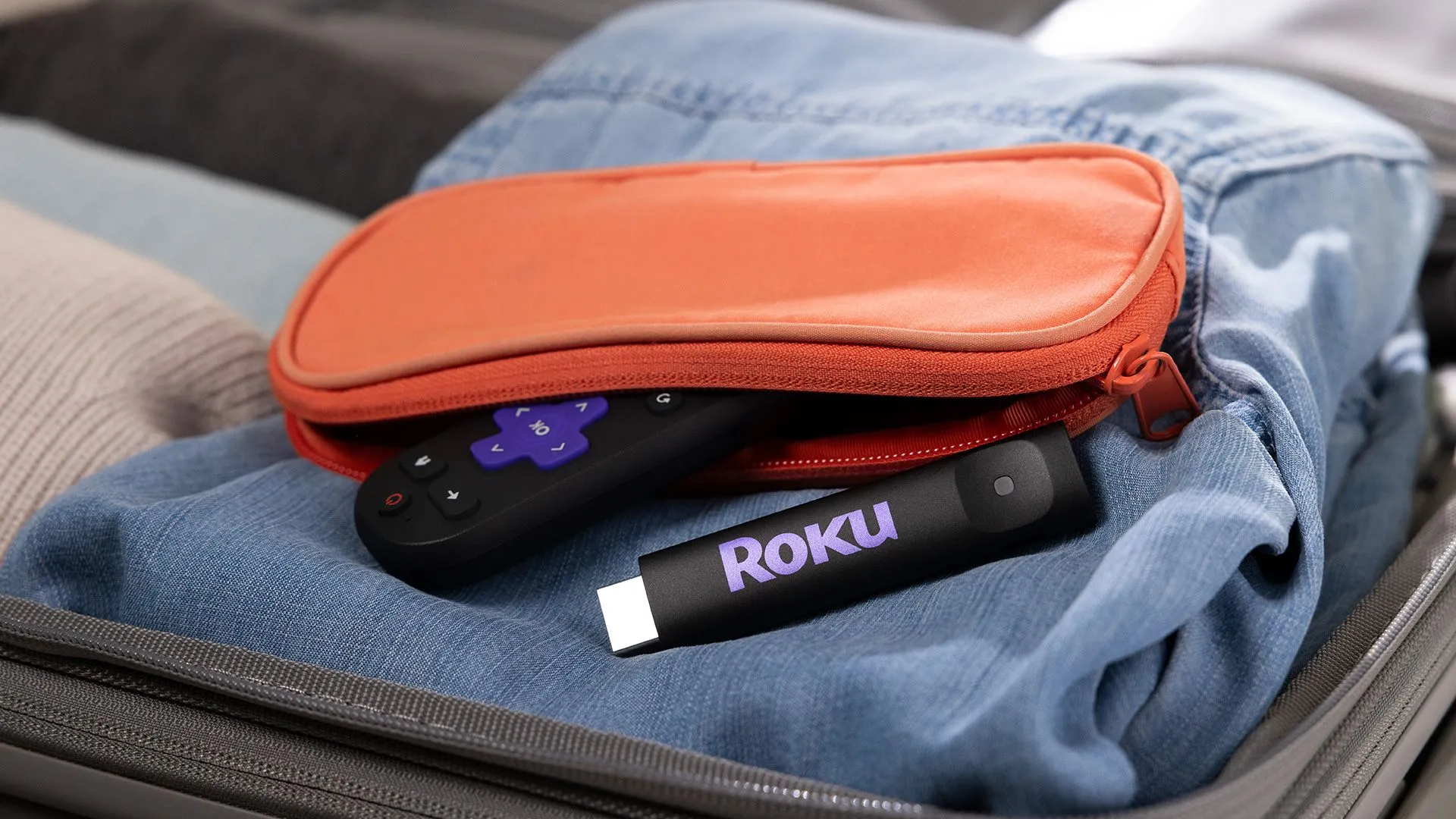Hai thiết bị giải trí Roku Streaming Stick và Streaming Stick Plus mới được đóng gói gọn gàng