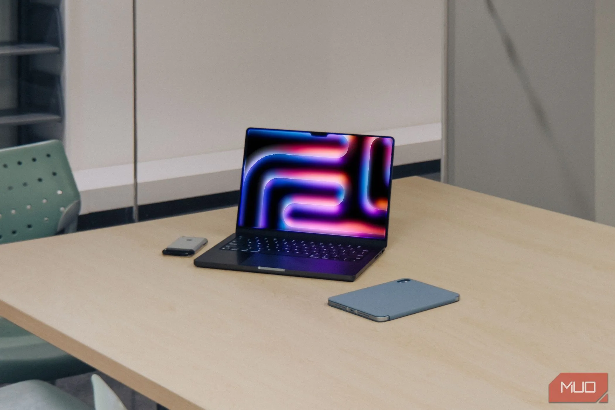 Hệ sinh thái Apple với M4 MacBook Pro, iPad và iPhone 2G trên bàn gỗ