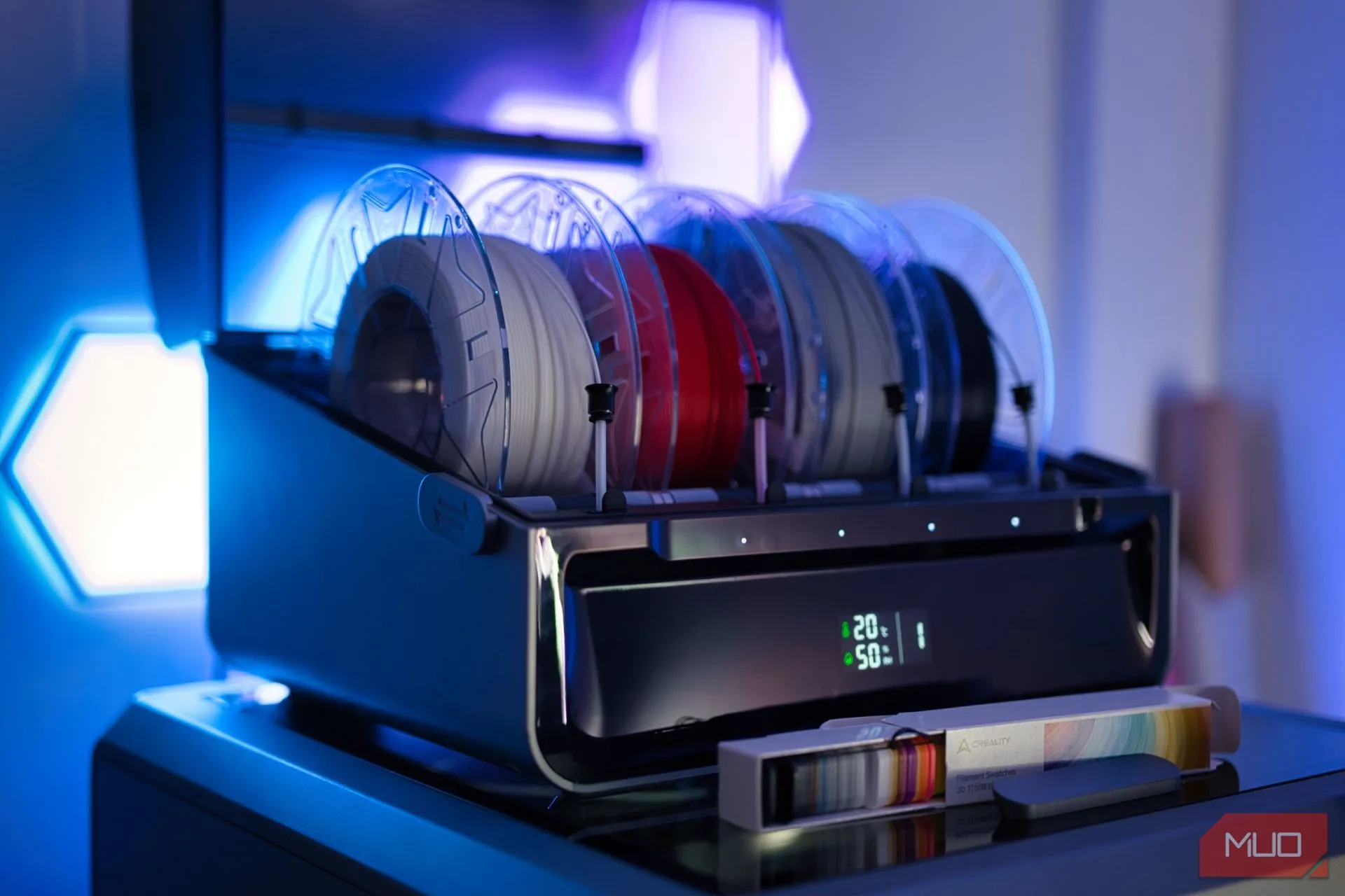 Hệ thống Color Filament System (CFS) của Creality K2 Plus đặt gọn gàng trên đỉnh máy in